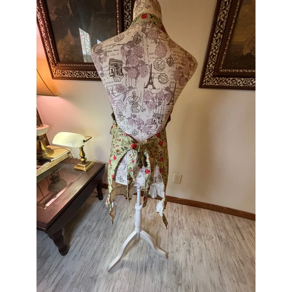 Holiday Apron Christmas Poinsettia Floral Holly‎ Farmhouse cottagecore gift